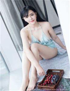 用刀划开女孩子的衣服
